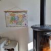 La carte géographique de la région Auvergne Rhône-Alpes en situation dans un salon d'une maison en Provence